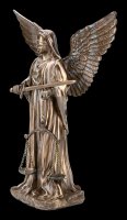 Themis Figur mit Engelsflügeln