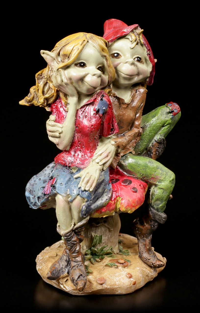 Pixie Figurine - Cuddling Couple on Mushroom