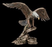 Große Adler Figur landet auf Ast
