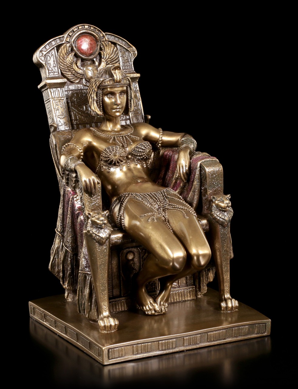 Kleopatra Figur sitzt gemütlich auf Thron