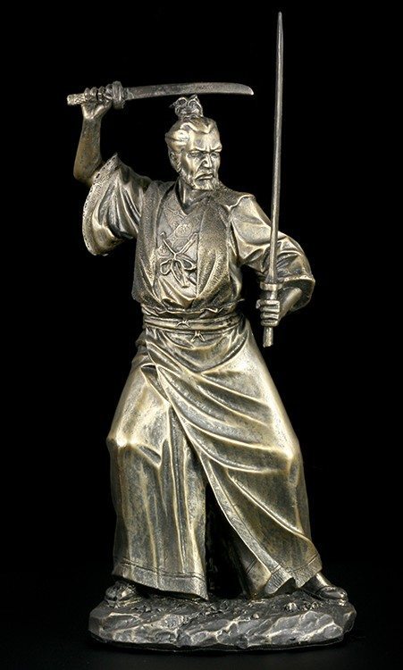 Samurai Figur mit zwei Schwertern