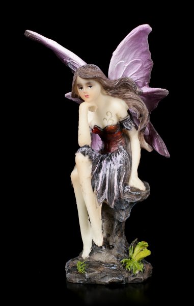 Lila Elfen Figur - Syna sitzt auf Steinen