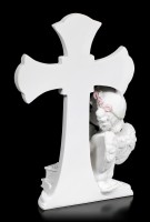 Weiße Cherub Figur vor Kreuz betend
