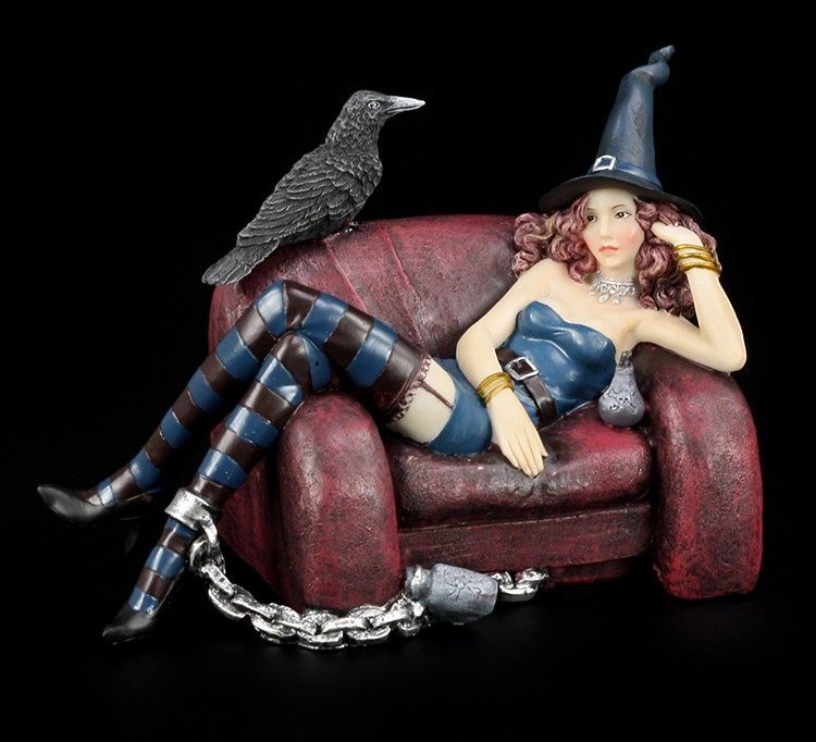 Hexen Figur mit Rabe sitzt auf Sofa