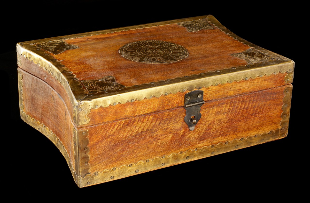Mittelalterliche Holzbox mit geschwungenen Seiten