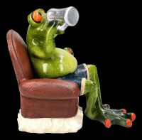 Lustige Frosch Figur auf Stuhl trinkt Bier