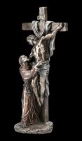Jesus Figur am Kreuz mit Heiligem Franziskus