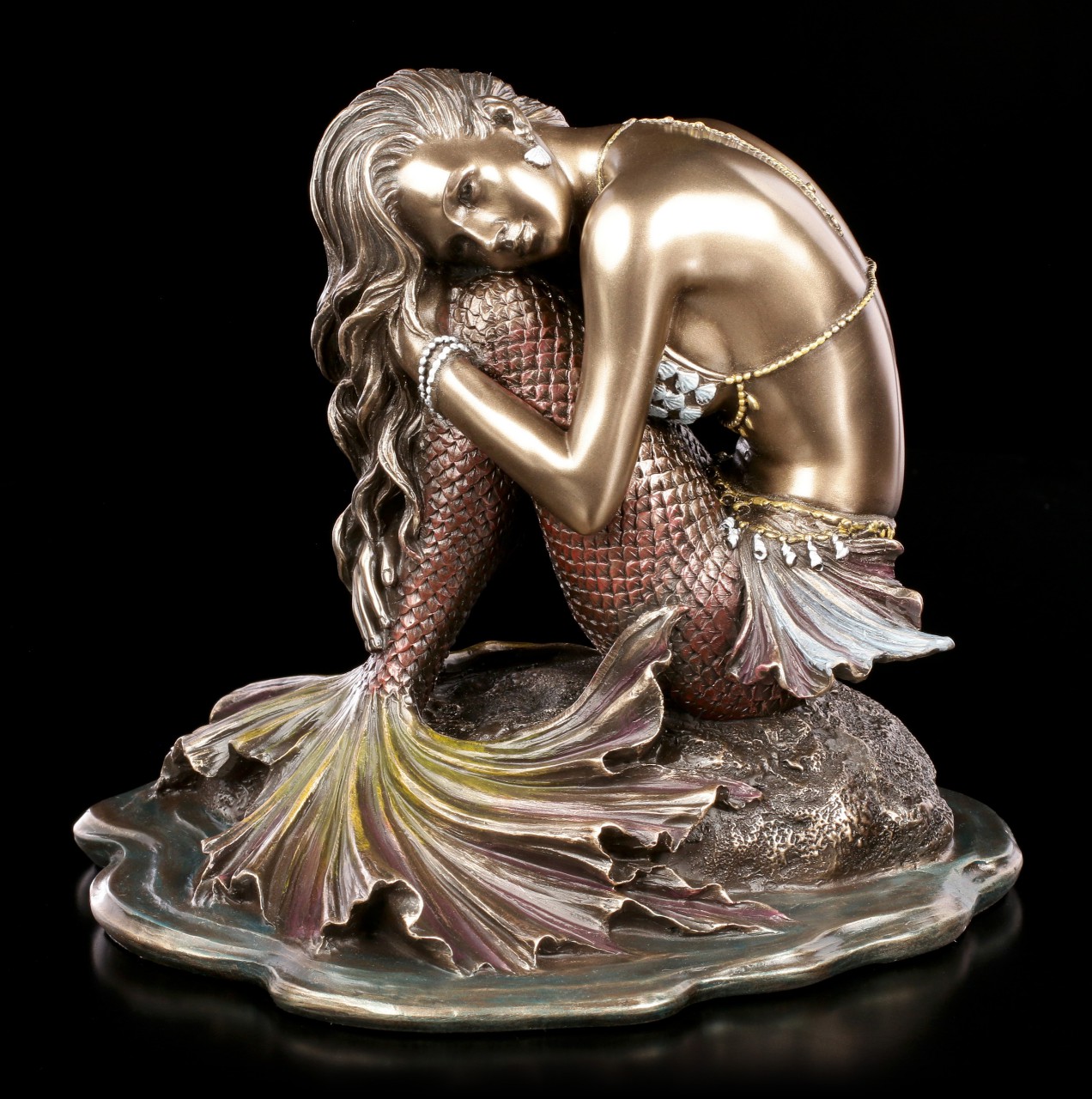 Meerjungfrau Figur sitzt auf Stein