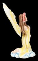 Engel Figur in gelbem Kleid betend