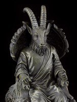Satan Figur in Ziegengestalt sitzt auf Thron