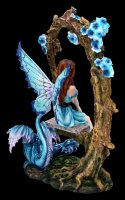 Elfen Figur auf Schaukel mit blauen Drachen