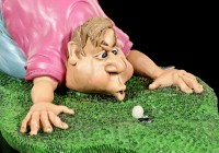 Golfspieler Figur pustet Ball ins Loch - Blow for Par